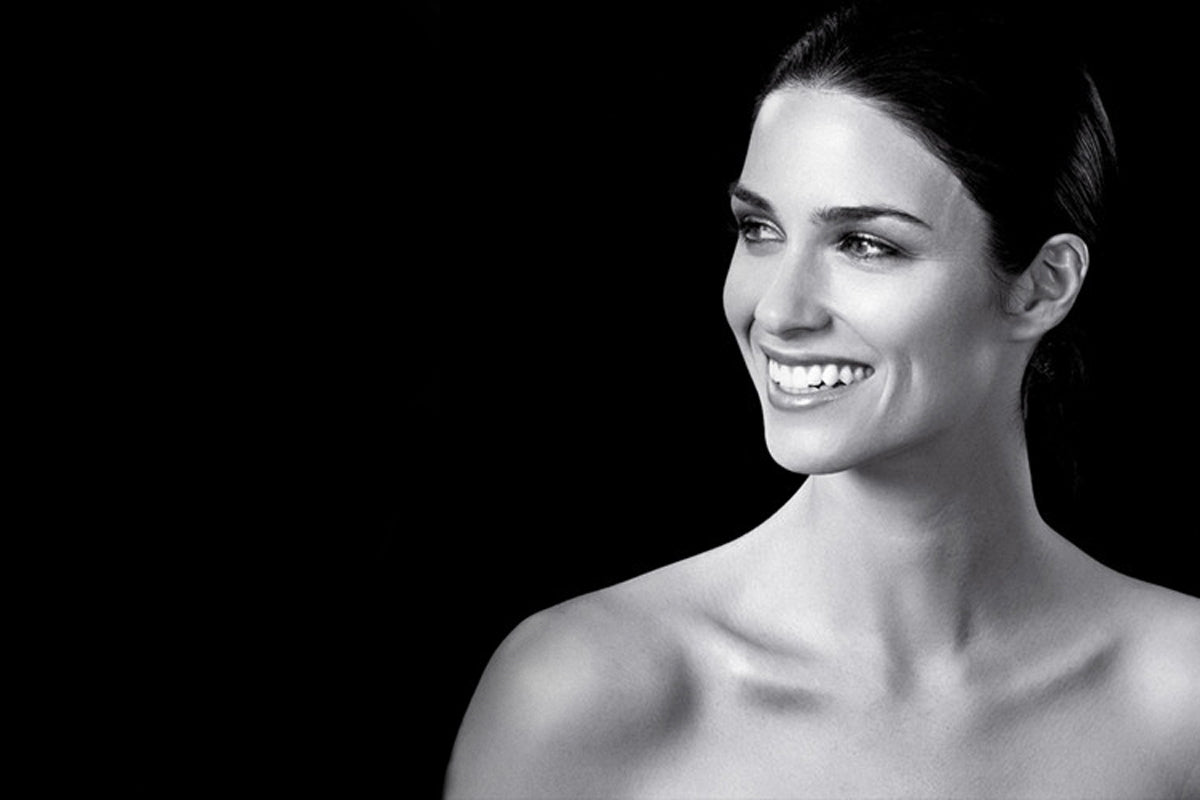 Lady with white teeth - Enlighten teeth whitening 