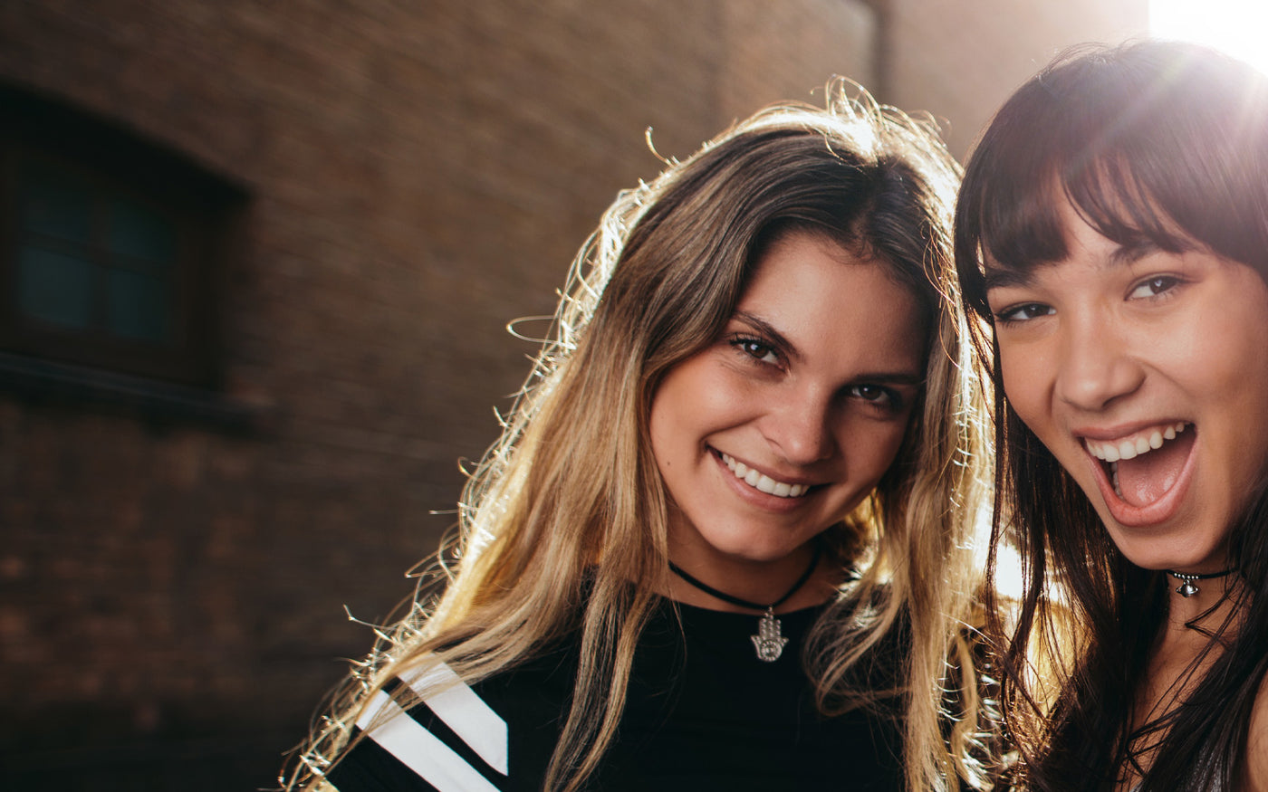 Ladies with straight teeth - Invisalign aligners